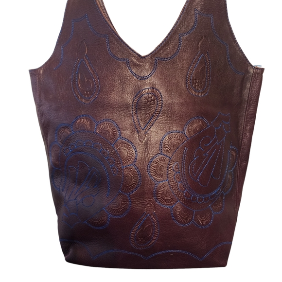T. Salvidor Individually Handtooled Accent Thread Floral Leather Shoulder Bag - Picture 4 of 7
